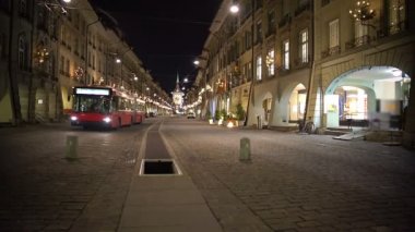 Avrupa şehri, otobüs istasyonu ana cadde boyunca sürüş gece şehir yaşamında