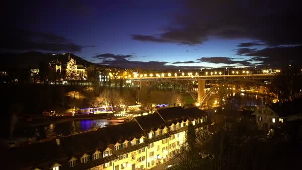 Abendlicher Blick auf schöne Stadt, beleuchtete Brücke und Häuser, Tourismus — Stockvideo
