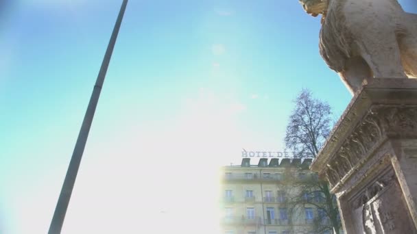 Magnifica statua di leone, tempo soleggiato, visite guidate a Ginevra, Svizzera — Video Stock