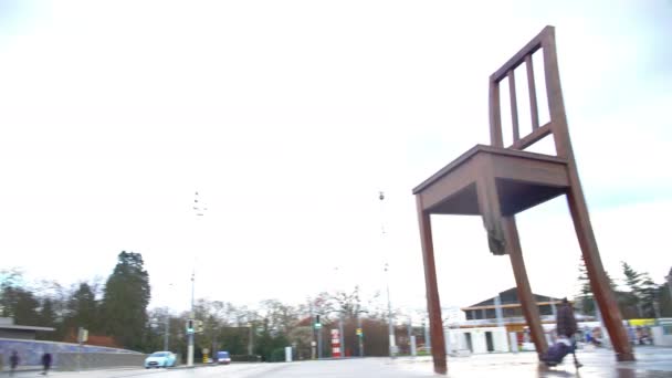 Panorama de Monumento a la Silla Rota y Palacio de las Naciones en Ginebra, Suiza — Vídeos de Stock