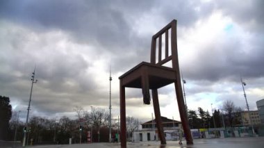 Kırık sandalye Anıtı önünde Palace of Nations Geneva, Simgesel Yapı, turizm
