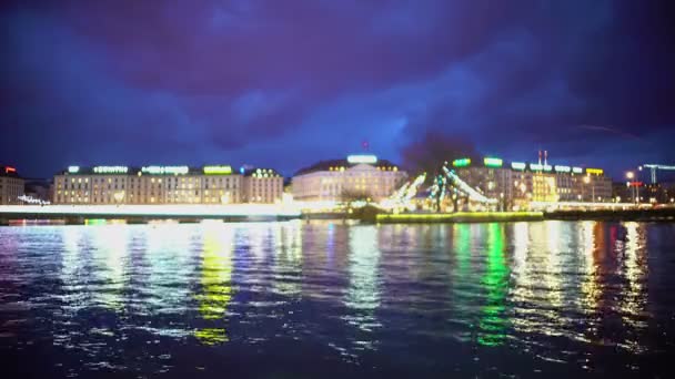 Ginebra, hermosa vista de la ciudad nocturna y terraplén, reflejos en el agua — Vídeos de Stock