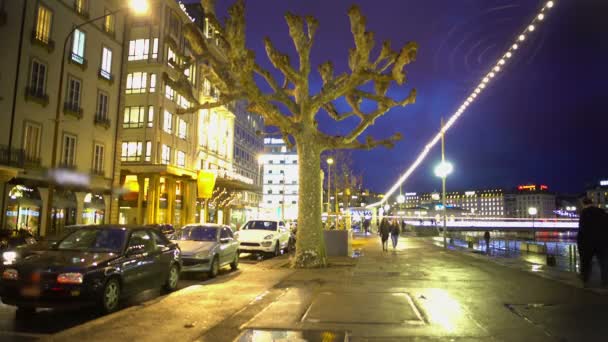 Красиво освітлені Монблан набережна увечері розслабитися в Женеві — стокове відео
