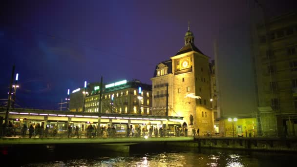 Estación de tranvía concurrida cerca de la torre del reloj en el centro de la ciudad europea, gente caminando por — Vídeos de Stock