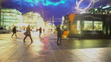 Modern tramvay istasyonu, toplu ulaşım, kentsel yaşam için acele yolcu
