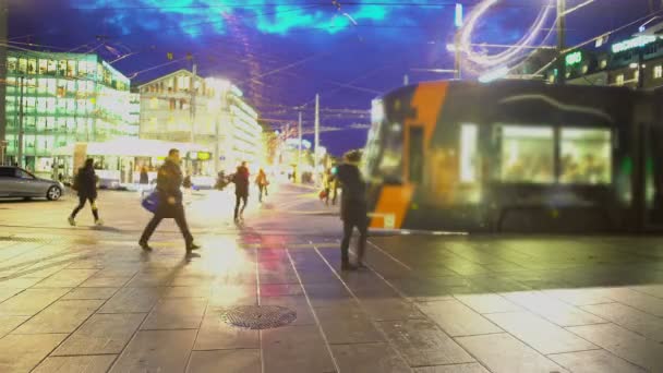 Fahrgäste stürmen an Bahnhöfen, in öffentlichen Verkehrsmitteln und im Stadtleben auf moderne Straßenbahnen zu — Stockvideo