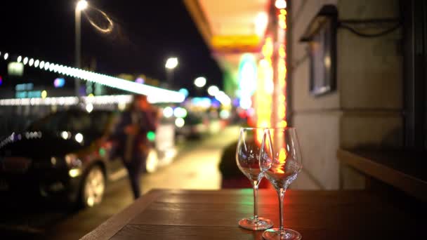 Dois copos na mesa no café de rua, noite romântica, negócio de restaurante — Vídeo de Stock