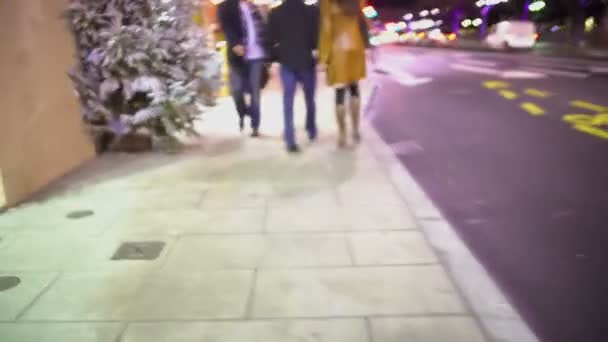 POV de marido celoso siguiendo a su esposa infiel en la calle por la noche — Vídeos de Stock
