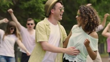 Heyecanlı çift yaz parti, hayattan, ağır çekim zevk gençler dans