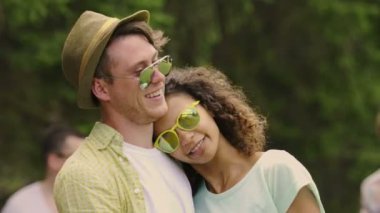 Yavaşça birlikte eğlence keyfini partide sarılma mutlu çok ırklı Çift