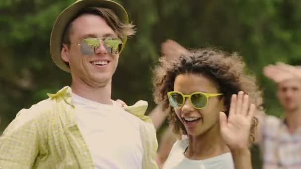 Güzel kadın ve yakışıklı adam parti müzik birlikte dans mutlu yüzler — Stok video