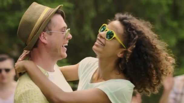 Veselý mladý muž a žena baví společně, šťastný pár v letní den — Stock video