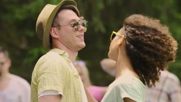 Casal alegre relaxado dançando na festa de verão juntos, desfrutando de felicidade — Vídeo de Stock