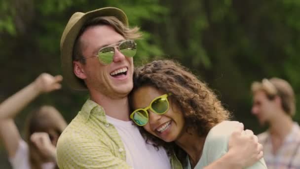 Alegre pareja joven bailando y abrazándose, disfrutando de la vida feliz gratis juntos — Vídeos de Stock