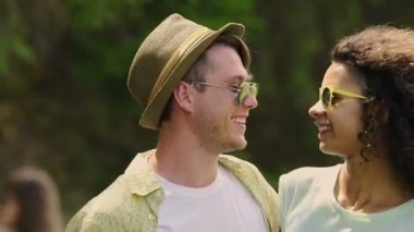 İhale iki dans, tatlı selfie smartphone, sosyal medya alarak aşk içinde