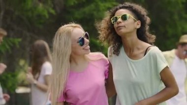 Neşeli Kızlar dans ve komik selfie için smartphone cep telefonu ile partide surat