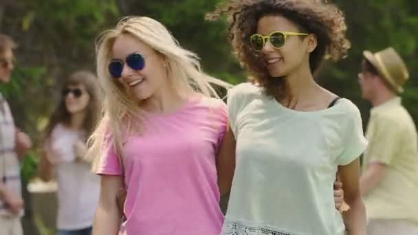 Женщины-друзья делают селфи на смартфоне, чтобы поделиться счастливым моментом в социальных сетях — стоковое видео