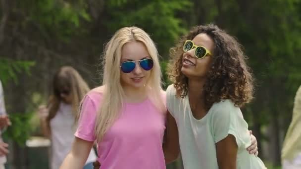 Mooie jonge vrouwen dansen met een glimlach op gezichten, genieten van de vrijheid van de zomer — Stockvideo