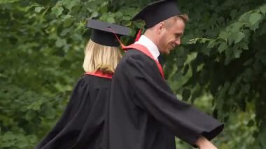 Dans ve çevresinde, dalga yüksek lisans öğrencileri diploma tutan mutlu çifti