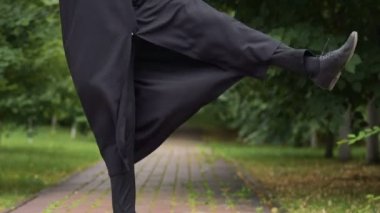 Mutlu memnun erkek lisansüstü mezun olduktan sonra başarı ile sevinç atlama
