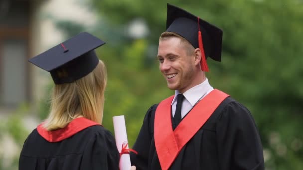 Verlegen man praten met vriendin op graduatie ceremonie, prestatie, succes — Stockvideo
