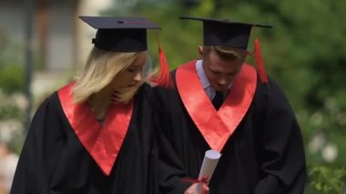 Üniversite dans ve rahatlatıcı, komik öğrenci mezunlar neşeli çifti