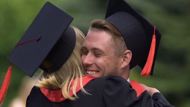 Χαρούμενα απόφοιτος Αγκαλιάζοντας φιλενάδα, άνθρωποι απολαμβάνει επιτυχία και γέλιο — Αρχείο Βίντεο