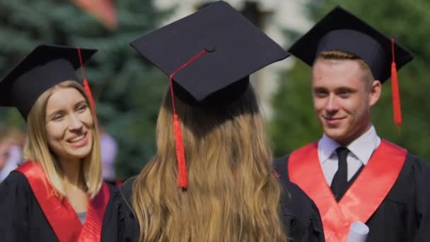 З днем випуску, студенти обіймаються, вітають один одного, найкращі друзі — стокове відео