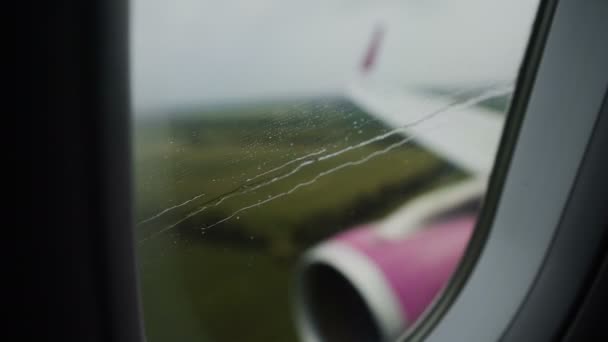 Uçağın başarıyla havaalanında pist iniş yağmurlu pencereden görüntüleme — Stok video