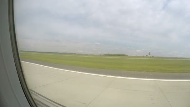 Avião ganhando velocidade na pista antes da decolagem, partida de voo do aeroporto — Vídeo de Stock