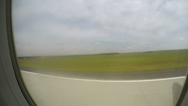 Aeronaves decolando pista, ganhando altitude no ar, paisagem verde na janela — Vídeo de Stock