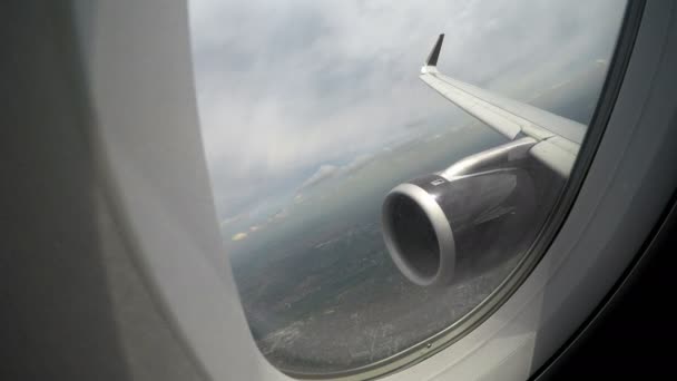 Blick durch Fenster an Flugzeugflügel und Triebwerk, Unfallgefahr während des Fluges — Stockvideo