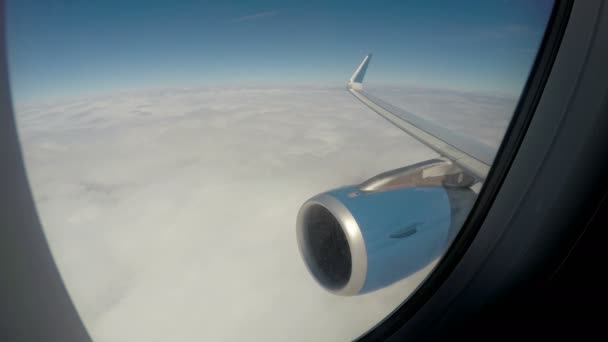 Avión volando sobre gruesas nubes blancas en el tranquilo cielo azul, viajes de vacaciones — Vídeos de Stock