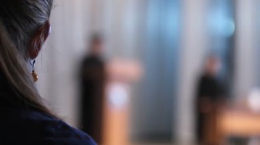 Mezun öğrencilerin Yükseköğretim diplomaları alma izlerken gurur anne