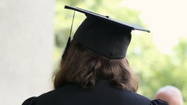 Akademik inek yüksek öğrenim diploması arkadan görünümü almaya hazır elbise