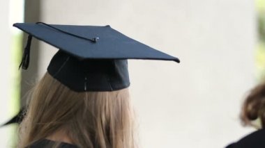 Sarışın bayanın Üniversitesi'nde akademik kap izlerken verilmesi töreni