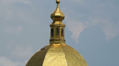 Ortodoks Hıristiyan kilise kubbe çapraz altın, bulutlu gökyüzü arka plan ile tepesinde
