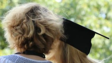 Fotoğraf makinesinde Törenden sonra izlerken anne ve öğrenci mezun erkek