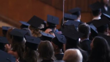 Kalabalık mutlu mezunlarının akademik önlük alkış, diploma töreni ödüllendirme