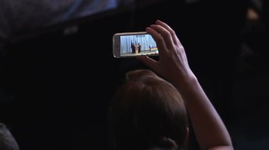 Mezuniyet töreni smartphone, önemli olay, teknoloji filme adam