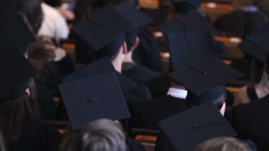 Gençlerin akademik şapka konferans Salonu'nda, diploma töreni ödüllendirme oturan