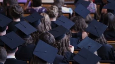 Pazarlama öğrencilerin diploma töreni ödüllendirme'nde konuşma dinlerken heyecanlı