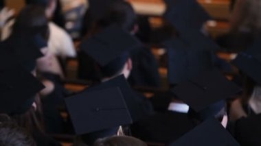 Birçok üniversite mezunu konuşma için dinleme ve alkış, diploma ödüllendirme