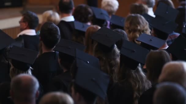 Studenti poslouchat řeč, promoce, intelektuální elita země — Stock video