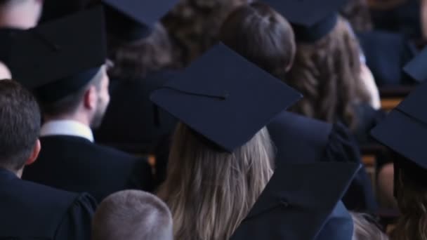 Glada ungdomar examen från universitet, lovande karriärmöjligheter — Stockvideo