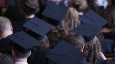 Mortarboards yüksek öğretim diploma almaya hazır başarılı insanlar