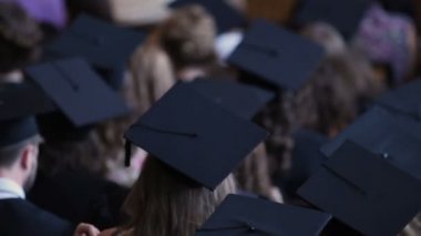 Başarılı geleceğe Üniversitesi'nden mezun mutlu genç insanlar arıyorum