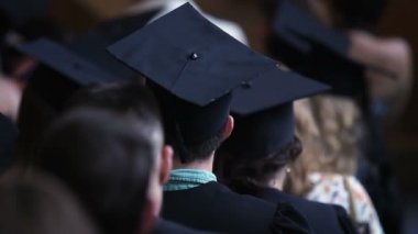 Diploma almak için beklediğini Üniversitesi'nden mezun başarılı genç adam