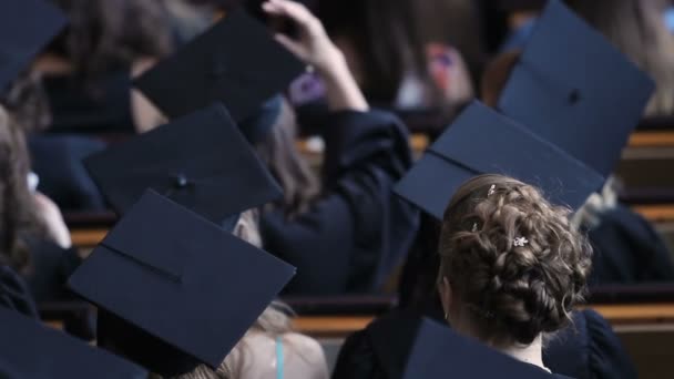 Estudantes graduados sentindo-se nervosos antes de receber diplomas de ensino superior — Vídeo de Stock