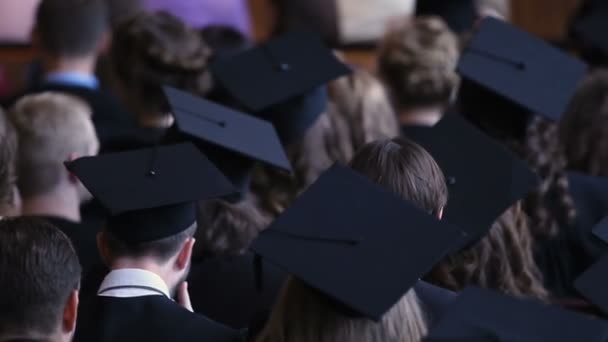Zmęczony i znudzony absolwentów oglądania dyplom uroczystość, zadłużenia kredyt studencki — Wideo stockowe
